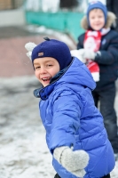 Мальчик на зимней прогулке.