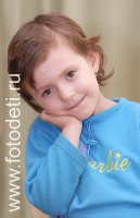 Фотография маленькой девочки, детский репортажный портрет
