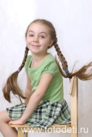Студийный портрет маленькой девочки, детский студийный портрет портрет