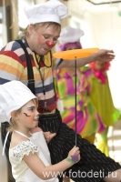 Клоун на детском празднике учит детей показывать цирковые номера, фотография детского фотографа Игоря Губарева