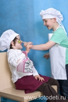 Дети играют в поваров на детском празднике, фотография детского фотографа Игоря Губарева