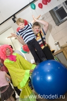 Клоун учит ребёнка цирковым трюкам, фотография детского фотографа Игоря Губарева