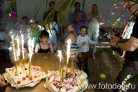 Торт с фейерверками принесли ребёнку на день рождения, фотография детского фотографа Игоря Губарева