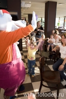 Дети с толстеньким бегемотиком на празднике, фотография детского фотографа Игоря Губарева