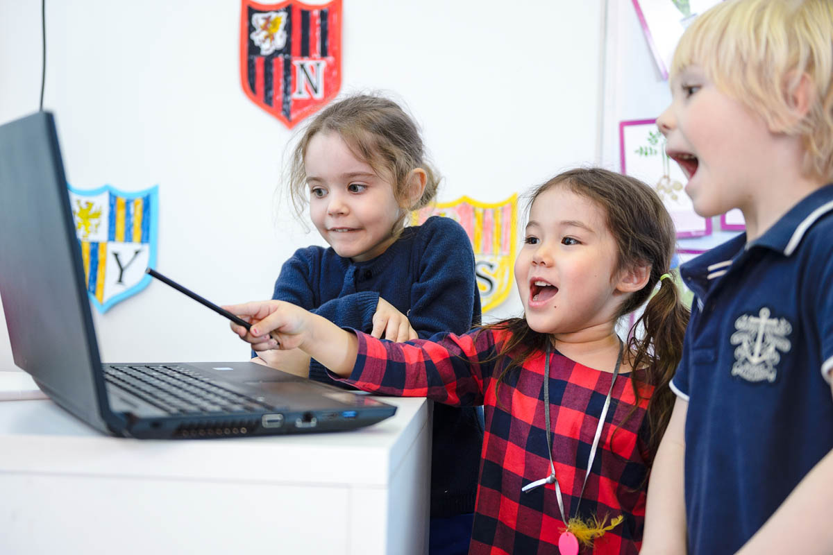 Маленькие дети за компьютером