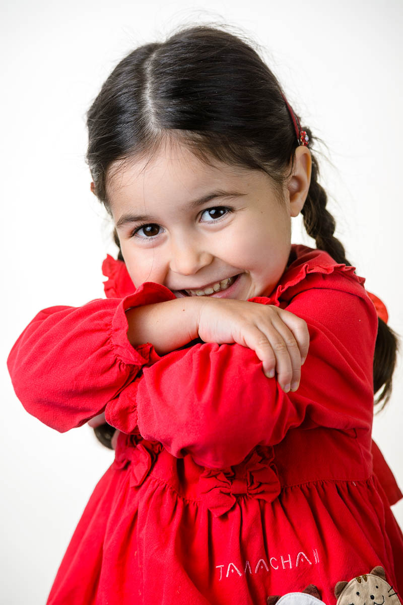 Яркие эмоции на портретных фотографиях, сделанных в частном детском саду. Фотосопровождение.