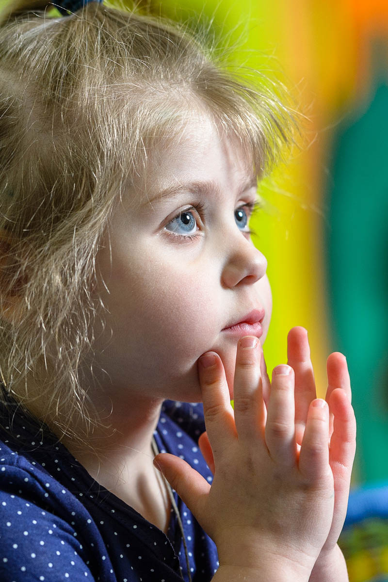 Эмоция внимания на лице ребенка. Фото сделано в детском саду.