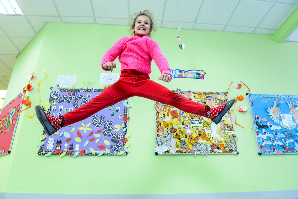 Ребенок прыгал от счастья на празднике в британской школе EIS