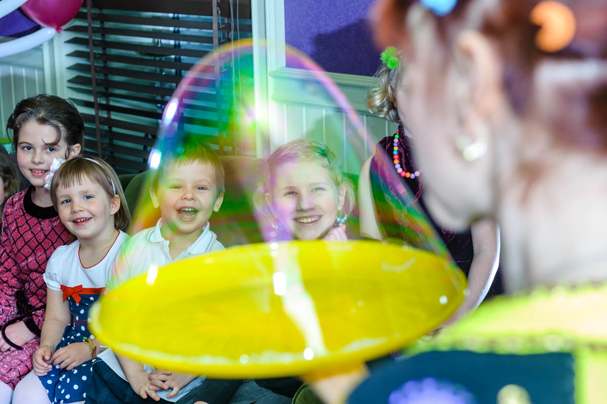 Лучшее веселье для детей - это конечно шоу мыльных пузырей!
