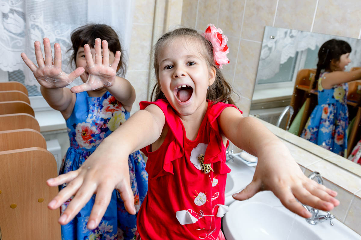 Дети моют руки, режимные моменты в детском саду.