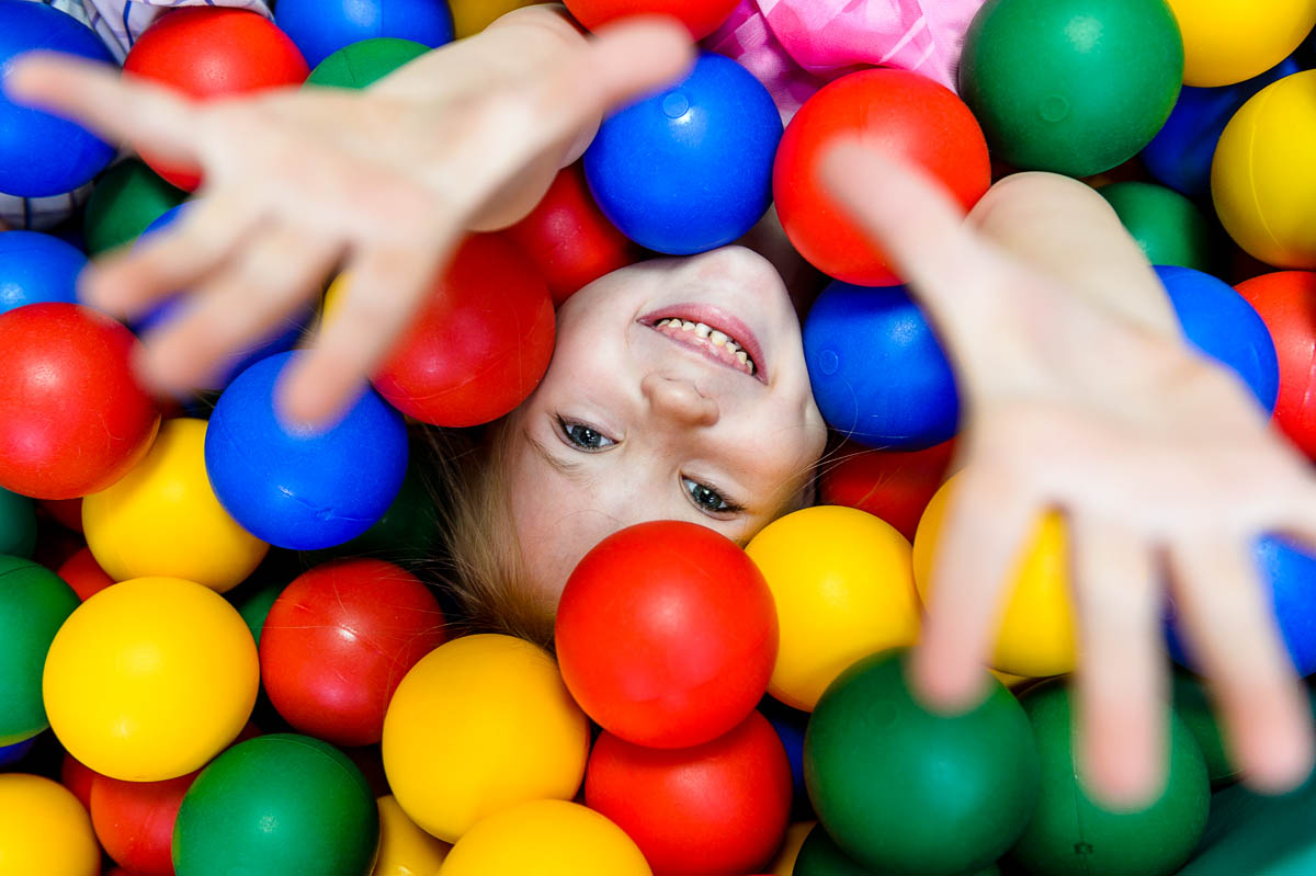 Бассейн с шариками - настоящая находка для детского фотографа на фотосессии «Один день в детском саду».