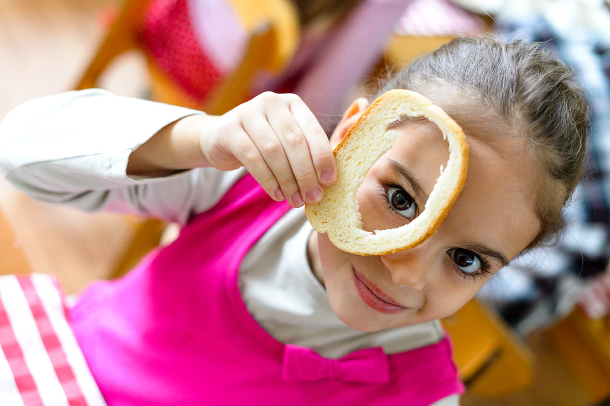 Как фотографировать детей за обедом в детском саду.