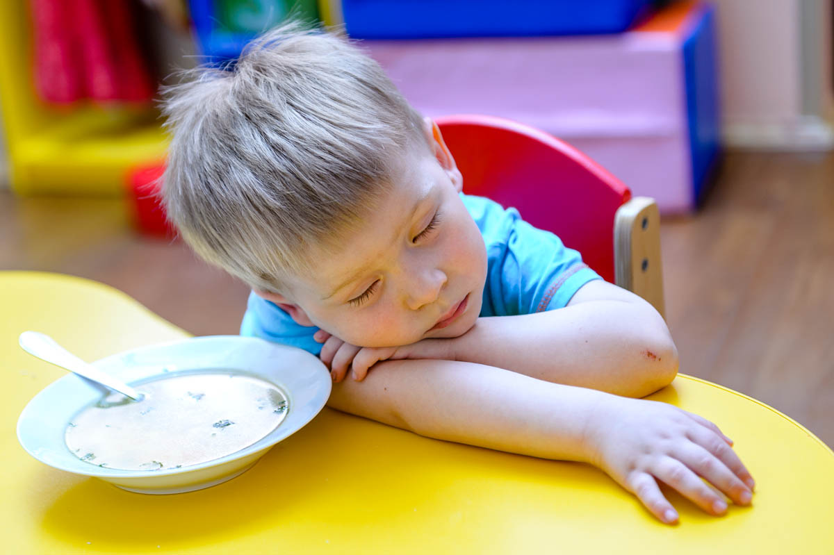 Насыщенная впечатлениями жизнь в детском саду. Ребенок уснул прямо зап обедом.