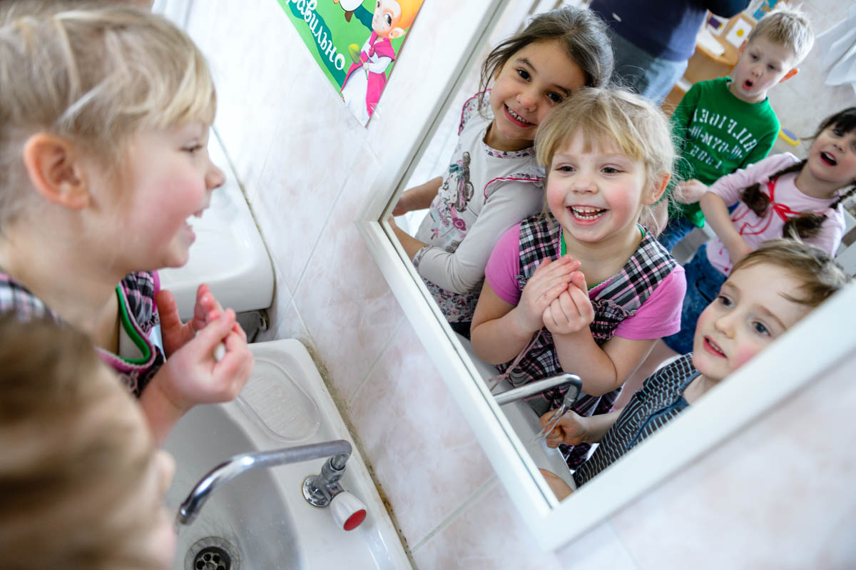 Дети моют руки перед обедом в детском саду.