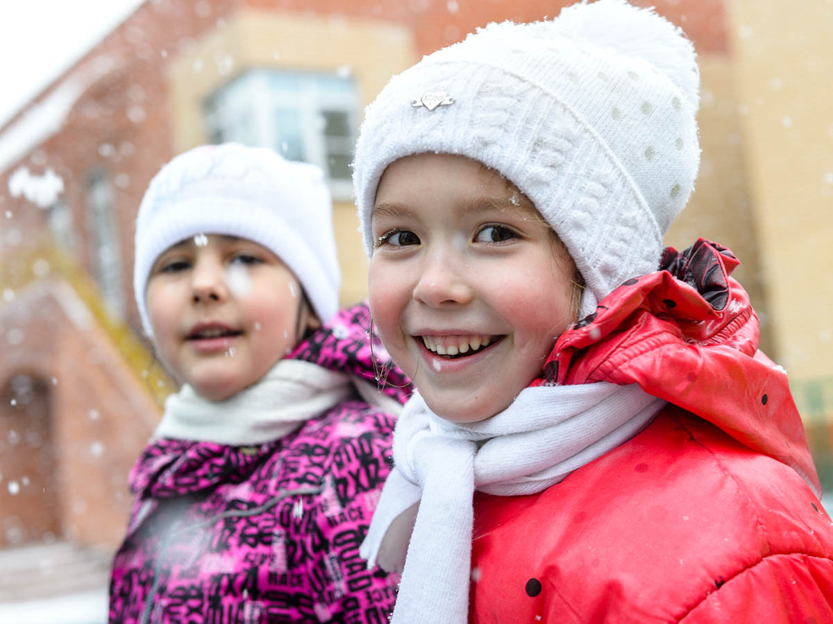 Фотосъёмка во время снегопада на прогулке в детском саду.